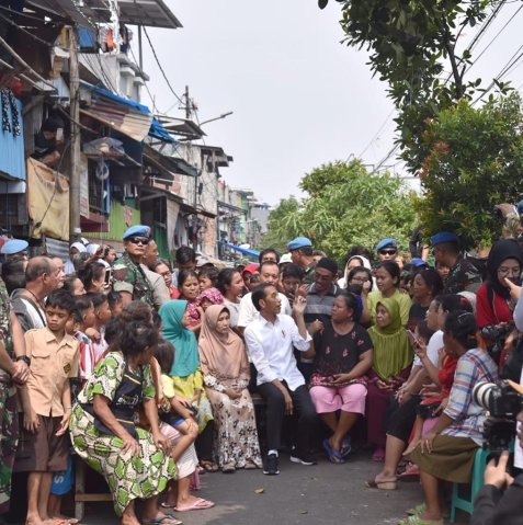 Jokowi di antara warga Kampung Deret di Johar Jakarta